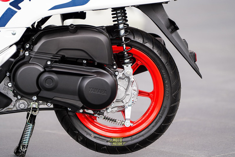 Yamaha Fazzio x Fila Limited Edition 2024 cũng được trang bị chìa khóa thông minh smartkey và kèm theo cốp chứa đồ 17,8 lít phía dưới yên.