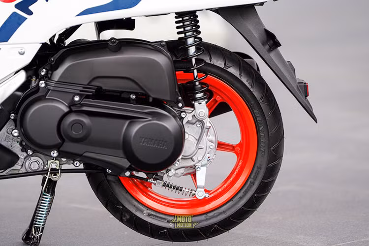 Yamaha Fazzio x Fila Limited Edition 2024 cũng được trang bị chìa khóa thông minh smartkey và kèm theo cốp chứa đồ 17,8 lít phía dưới yên.