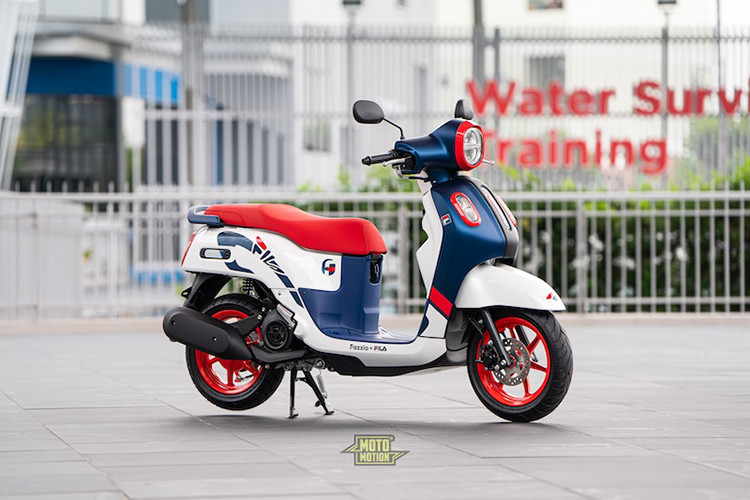 Mẫu xe ga Yamaha Fazzio x Fila Limited Edition 2024 mới ra mắt tại thị trường Thái Lan là kết quả hợp tác của hãng xe Nhật với thương hiệu thời trang thể thao danh tiếng Fila đến từ Ý.