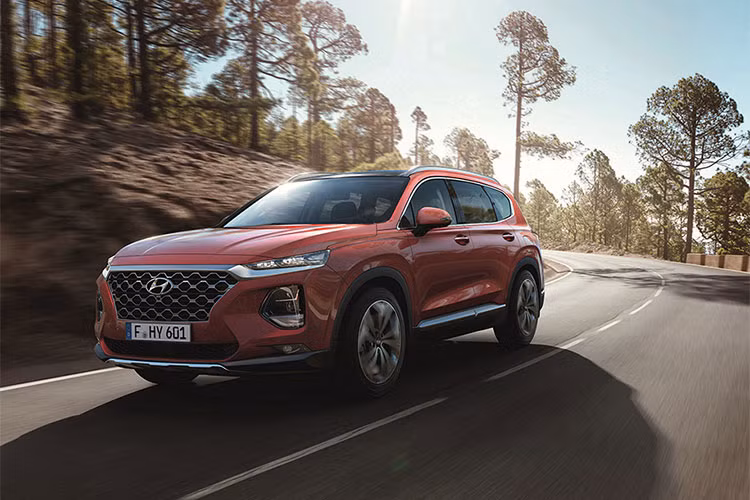 Phiên bản đặc biệt Inspiration của chiếc SUV bán chạy nhất trong 32 năm của Hyundai là một phiên bản nâng cấp của Santa Fe dành cho những khách hàng đang tìm kiếm một mẫu SUV cỡ trung vừa thể thao, vừa sang trọng. Đáng tiếc Hyundai Santa Fe Inspiration mới chỉ dành riêng cho thị trường nội địa Hàn Quốc.