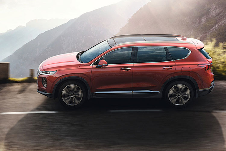 Điểm khác biệt lớn nhất của mẫu xe này so với phiên bản Santa Fe còn lại chính là bộ mâm kích thước 19 inch 5 chấu kép được thiết kế dạng xoáy sử dụng lốp Continental CrossContact cao cấp, trang bị cụm đèn sương mù LED nhỏ nâng số đèn ở phần đầu xe Santa Fe thành 3 phần.