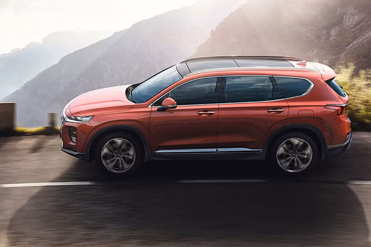 Điểm khác biệt lớn nhất của mẫu xe này so với phiên bản Santa Fe còn lại chính là bộ mâm kích thước 19 inch 5 chấu kép được thiết kế dạng xoáy sử dụng lốp Continental CrossContact cao cấp, trang bị cụm đèn sương mù LED nhỏ nâng số đèn ở phần đầu xe Santa Fe thành 3 phần.