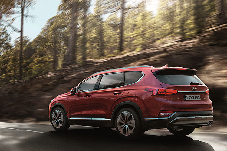 Chưa hết, Hyundai đã trang bị cho Santa Fe Inspiration mới bộ bodykit thể thao mới với những đường gân nổi cá tính. Nhìn từ phía sau, phiên bản này có chụp ống xả đối xứng hai bên và có thêm tấm ốp bảo vệ dưới cản.