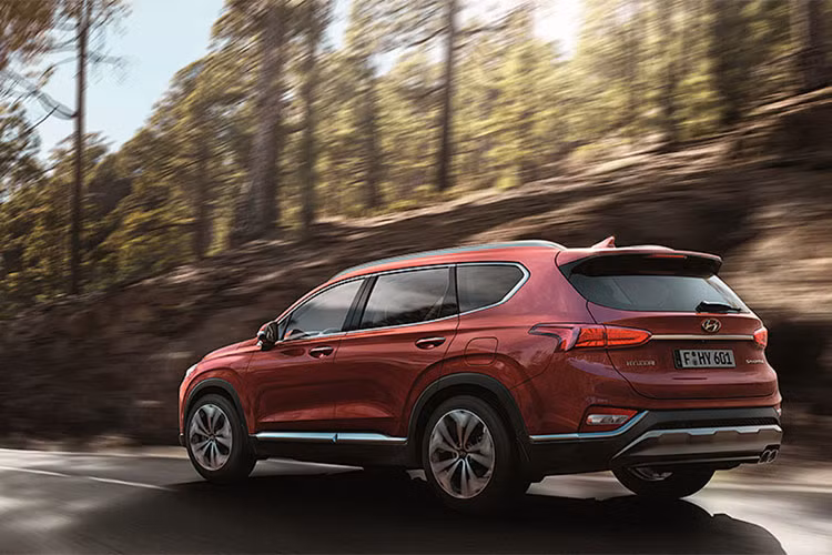 Chưa hết, Hyundai đã trang bị cho Santa Fe Inspiration mới bộ bodykit thể thao mới với những đường gân nổi cá tính. Nhìn từ phía sau, phiên bản này có chụp ống xả đối xứng hai bên và có thêm tấm ốp bảo vệ dưới cản.