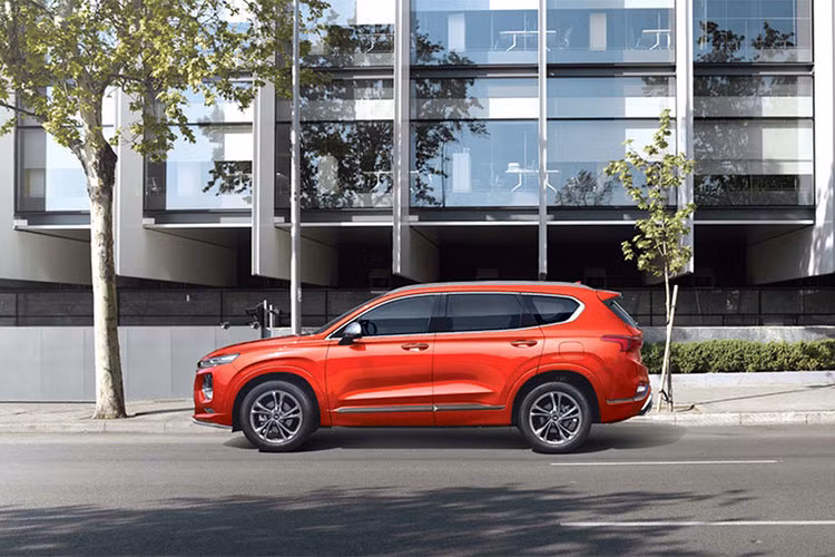 Tại thị trường quê nhà Hàn Quốc, Hyundai Santa Fe Inspiration 2019 có giá bán từ 35,8 tới 41,1 triệu Won (tương đương 762,1 - 876,1 triệu đồng).