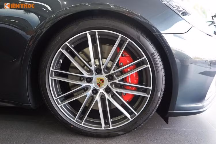 Tùy chọn nắp mâm xe có logo Porsche in màu, bộ vành thể thao 21 inch 911 Turbo Design, hệ thống ống xả thể thao. Khoang hành lý khá rộng, cặp ống xả kép nằm đối xứng ở hai bên mang đến sự mạnh mẽ cho một chiếc siêu xe thể thao đáng đồng tiền bát gạo.