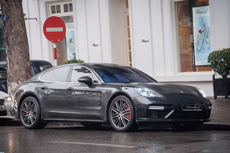 Mẫu xe 4 cửa còn hỗ trợ các tính năng như đánh lái trục sau, kiểm soát độ lắc chủ động và hệ thống treo khí nén ba buồng... Từng xuất hiện tại thủ đô Hà Nội vào hồi đầu năm 2017, chiếc Panamera Turbo 2017 này đã có mức giá chính hãng lên đến 12 tỷ đồng tại thị trường ôtô Việt. Hiện thông tin về chủ nhân của chiếc siêu xe này tại Việt Nam vẫn là một ẩn số.