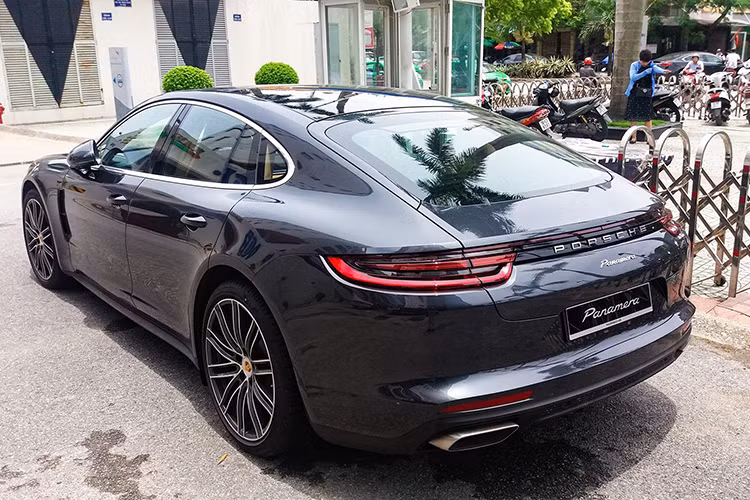Được giới thiệu đến người tiêu dùng Việt Nam vào tháng 10/2016, Porsche Panamera Turbo 2017 nhanh chóng nhận được sự quan tâm của giới mê xe bởi vẻ ngoài ấn tượng, thể thao khỏe khoắn và mạnh mẽ. Chiếc xe trong bài viết này sở hữu màu ngoại thất Volcano Grey Metallic trầm ấn tượng