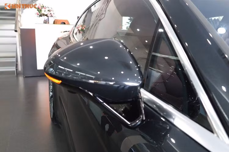 Theo Porsche Việt Nam cho biết, chiếc siêu xe thể thao này được trang bị thêm một số tùy chọn như màu sơn xám Vulcano ánh kim, tùy chọn đèn chiếu sáng LED ma trận cùng hỗ trợ tầm nhìn ban đêm. Cụm đèn xi-nhan tích hợp nằm ở phần dưới trên gương chiếu hậu của xe...