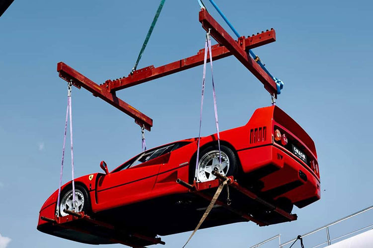 Nếu tất cả những điều này có vẻ hơi quen thuộc, thì đó là bởi vì chỉ vài tuần trước, triệu phú Adrian Portelli đã thuê người để cẩu chiếc McLaren Senna của mình lên tầng 57 chỉ để trang trí cho căn hộ áp mái của anh ta ở Melbourne, Australia. Vụ việc này hứng chịu nhiều chỉ trích vì sự phô trương quá lố của vị đại gia trẻ tuổi.