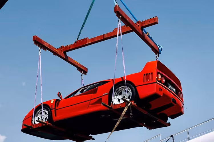 Nếu tất cả những điều này có vẻ hơi quen thuộc, thì đó là bởi vì chỉ vài tuần trước, triệu phú Adrian Portelli đã thuê người để cẩu chiếc McLaren Senna của mình lên tầng 57 chỉ để trang trí cho căn hộ áp mái của anh ta ở Melbourne, Australia. Vụ việc này hứng chịu nhiều chỉ trích vì sự phô trương quá lố của vị đại gia trẻ tuổi.