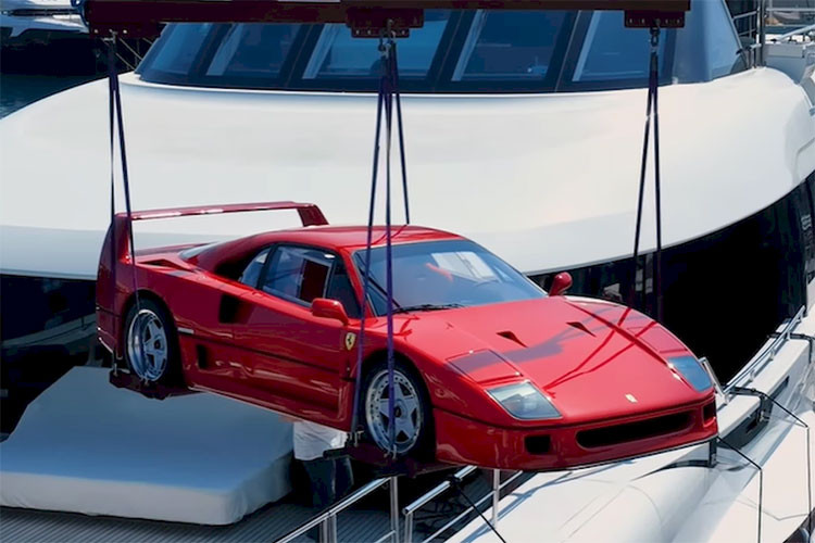 Nếu việc phô trương sự giàu có là một điều gây “chướng tai gai mắt” ở nhiều nơi trên thế giới thì tại quốc gia này, mọi người có thể khoe của tùy thích mà ko sợ ánh mắt của nhiều người xung quanh – đó là Monaco. Tại quốc gia giàu có này, việc một chiếc siêu xe Ferrari F40 phiên bản giới hạn chạy trên đường không còn là một điều quá lạ lẫm.