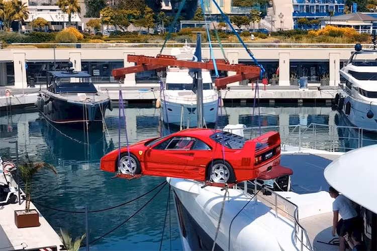 Do đó, nếu muốn gây sự chú ý thì cần phải làm một điều gì đó khác đi. Mới đây, một chiếc Ferrari F40 được chở bằng du thuyền siêu sang trọng đã khiến nhiều người phải tỏ ra trầm trồ về độ chịu chi của đại gia sở hữu chiếc siêu xe này. Được biết, bản thân chiếc du thuyền này cũng đã có giá lên đến hàng chục triệu USD.