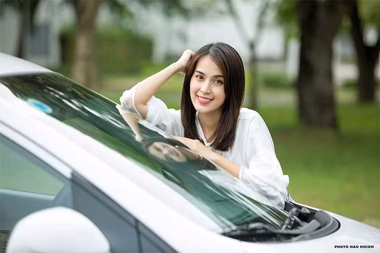 Nhờ thay đổi kích thước các số đo chính nên Hyundai Grand i10 sở hữu không gian nội thất hiện đại, rộng rãi. Phong cách thiết kế nội thất của Grand i10 mang ngôn ngữ HMI (Human Machine Interface) nhấn mạnh đến sự tiện dụng, hợp lí trong cách bố trí các nút chức năng.