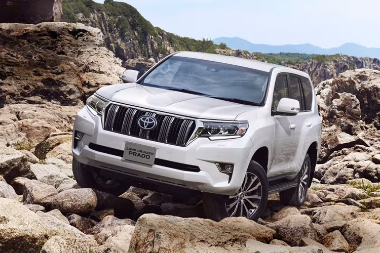 Hiện chưa rõ giá bán của Toyota Land Cruiser Prado 2018 tại Trung Quốc. Trong khi đó, tại thị trường Nhật Bản, Toyota Land Cruiser Prado 2018 có giá dao động từ 3.538.080 - 5.363.280 Yên, tương đương 730 triệu đến 1,1 tỷ đồng. Dự kiến, Toyota Land Cruiser Prado 2018 sẽ được bày bán tại 190 nước trên toàn thế giới, trong đó có cả Việt Nam.