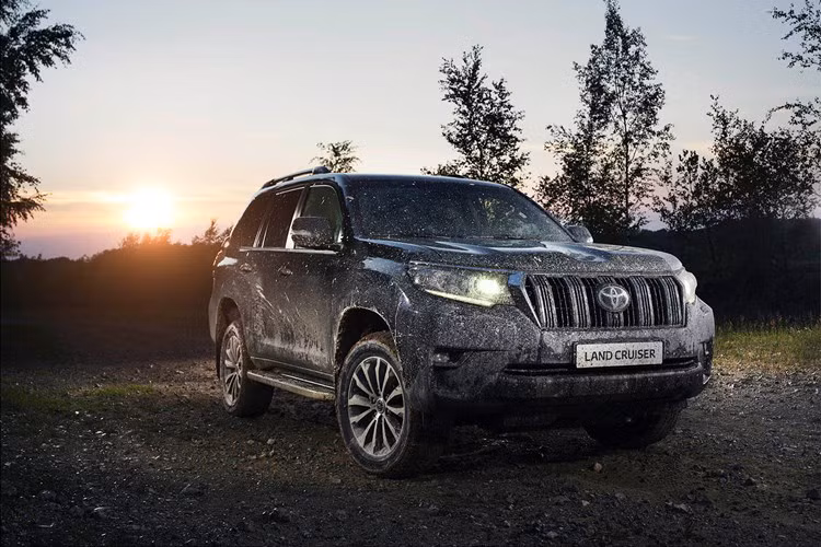 Trên phiên bản mới, Toyota Land Cruiser Prado được bổ sung hàng loạt chi tiết mới bên ngoài như nắp capô, chắn bùn, lưới tản nhiệt, đèn pha, đèn hậu, vành la-zăng và cản va trước. Theo hãng xe ôtô Toyota, những thay đổi này không chỉ nhằm cải thiện vẻ đẹp thẩm mỹ cho xe mà còn tăng cường khả năng làm mát động cơ.