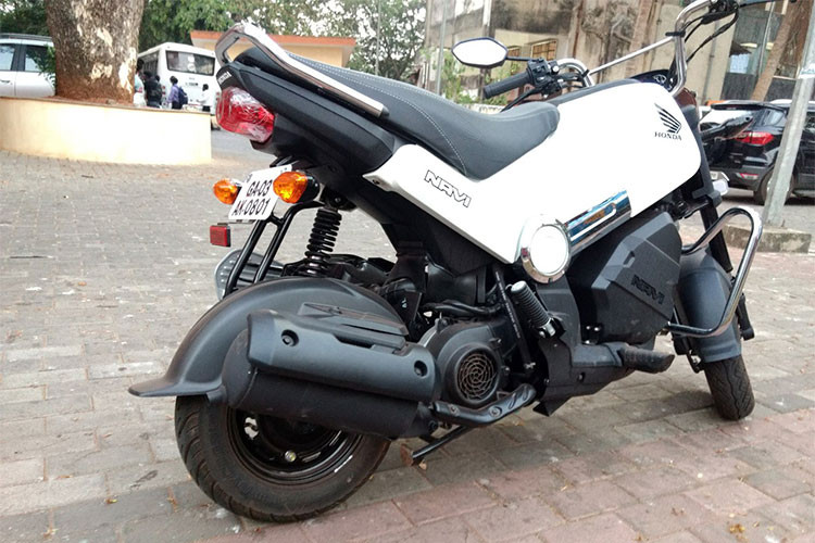 Các trang bị khác trên xe vẫn được giữ nguyên như thế hệ cũ bao gồm cặp phuộc ống lồng trước, giảm xóc lò xo trụ đơn sau, bộ vành 12inch ở trước và 10 inch ở sau. Xe vẫn chưa được trang bị phanh đĩa mà vẫn sử dụng phanh tang trống, ống-xả lớn với ốp bảo vệ chống bỏng...