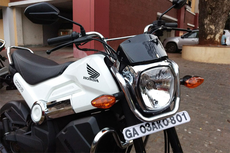 Nhìn bề ngoài, Honda Navi rất nhỏ nhắn và gợi liên tưởng đến người anh em MSX125. Có thể nói, Honda Navi giống sự kết hợp giữa môtô thể thao và xe máy dạng adventure. Phần đầu của Honda Navi nổi bật với cụm đèn pha to bản hình lục giác, sử dụng đèn xenon, hai bên là cặp đèn pha dạng giọt nước tách biệt nằm đối xứng.