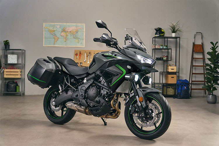 Mẫu xe môtô Kawasaki Versys 650 này sử dụng nền tảng từ Ninja 650R và ER-6n, những mẫu xe phổ biến của công ty vào thời điểm đó. Xe đã được bán ra trong thời gian dài và được phát triển liên tục cho đến phiên bản hiện tại, với bản nâng cấp gần nhất vào năm 2022.