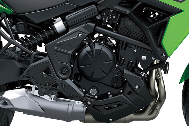 Về trang bị, Kawasaki Versys 650 2025 được trang bị màn hình hiển thị TFT màu, hỗ trợ kết nối điện thoại thông minh qua ứng dụng Rideology.