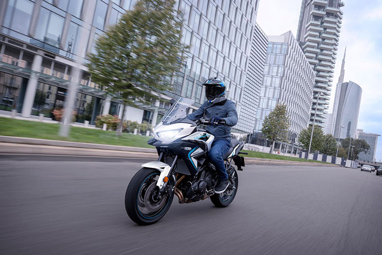 Các tính năng nổi bật như hệ thống KTRC (Kawasaki Traction Control) có thể điều chỉnh với 2 chế độ, hệ thống phanh ABS cho cả bánh trước và bánh sau, cùng với cổng sạc USB.