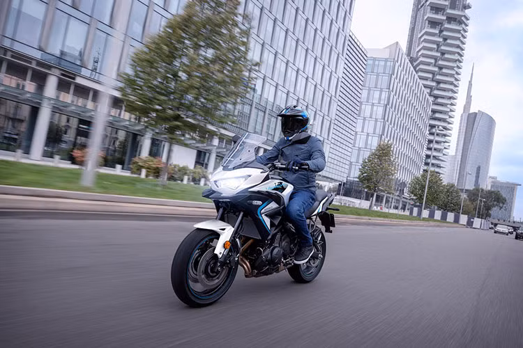 Các tính năng nổi bật như hệ thống KTRC (Kawasaki Traction Control) có thể điều chỉnh với 2 chế độ, hệ thống phanh ABS cho cả bánh trước và bánh sau, cùng với cổng sạc USB.