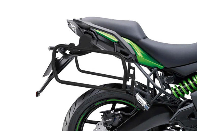 Xe có mô-men xoắn cực đại 61 Nm tại 7.000 vòng/phút. Xe sử dụng hộp số 6 cấp và truyền động bằng xích đến bánh sau.