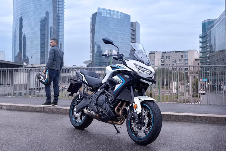 Hệ thống chiếu sáng của xe là Full LED, bao quanh toàn bộ xe.