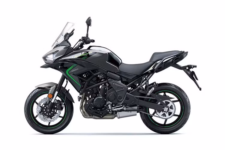 Phiên bản Kawasaki Versys 650 2025 mới ra mắt này chỉ đơn thuần được cập nhật màu sắc mới là màu Metallic Matte Graphene Steel Gray kết hợp với Metallic Spark Black.