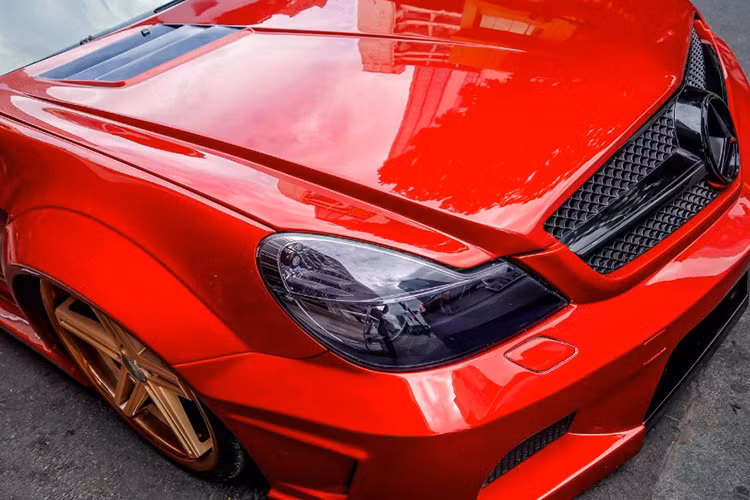 SL 55 AMG là mẫu xe thể thao hai cửa hai chỗ ngồi của Mercedes, đàn anh của SLK. Với gói độ body của Misha Design, ngoại thất của xe được trang bị bao gồm; cản trước, cản sau, ốp hông và vè bánh trước/sau.