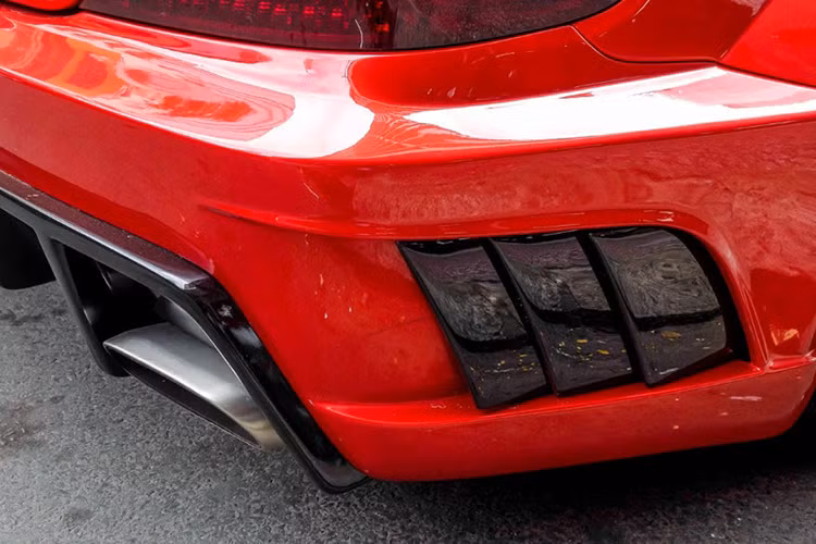 Gói độ body của Misha Design bao gồm cản trước, cản sau, ốp hông và vè bánh trước/sau này khiến cho chiếc xe gần như lột xác ở mọi góc cạnh, khiên nó khác xa với nguyên bản và hầm hố, dữ dàn hơn.