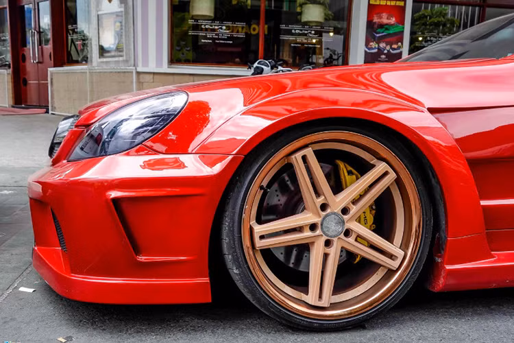 Mercedes SL 55 AMG sử dụng động cơ V8 siêu nạp, dung tích 5.439 cc, công suất cực đại 510 mã lực tại 6.100 vòng/phút và 720 Nm mô-men xoắn ở dải vận tốc từ 2.600 đến 4.000 vòng/phút. là dòng xe thể thao được yêu thích bởi đây là mẫu xe 2 trong 1.