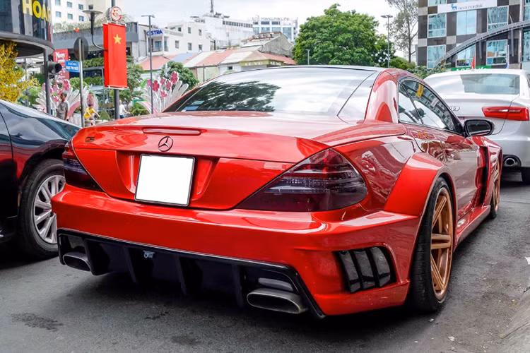 Hai bên cản sau của xe được cắt những khe khuếch tán hình mang cá, chụp ống xả hai bên cũng được gia công bởi những người thợ độ tại Việt Nam.