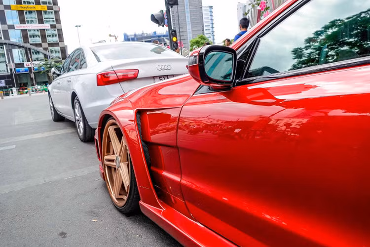 Trên bản độ này, phía sau hốc bánh trước của SL 55 AMG được thiết kế bằng cách cắt những khe thoát gió nhằm tăng tính khí động học và đảm bảo xe hoạt động ổn định ở tốc độ cao cho xe. 