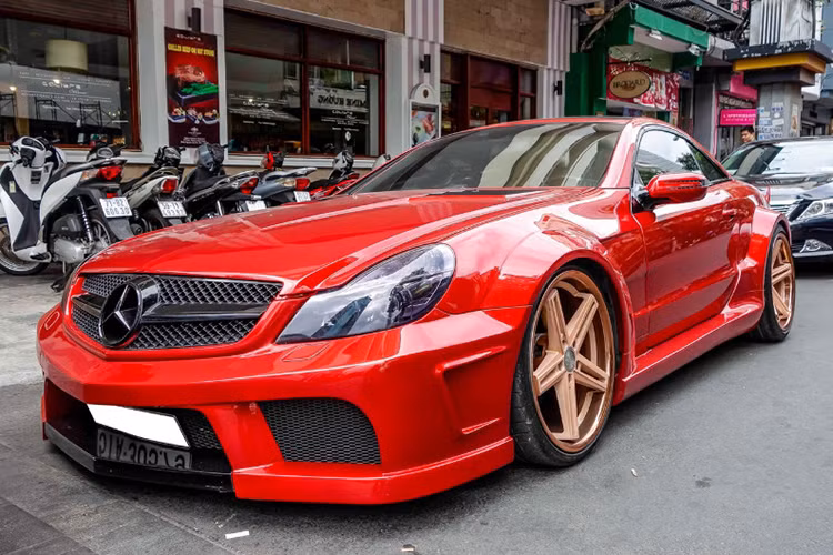 Điểm đặc biệt trên chiếc xe này là mui cứng có thể gấp gọn bằng cơ cấu thủy lực và xếp bên dưới cốp sau. SL sẽ trở thành chiếc coupe khi trời nắng nhưng dễ dàng biến thành xe thể thao mui trần khi thời tiết thuận lợi chỉ sau một nút bấm.