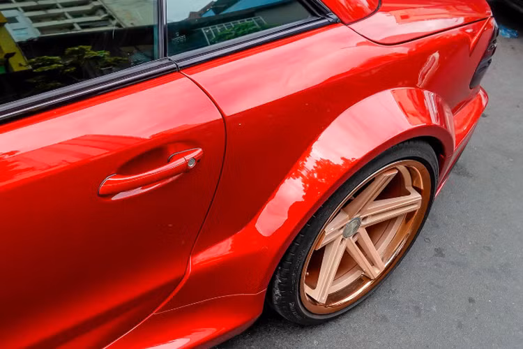 Bộ mâm 5 chấu kép "hàng hiệu" Concept One của Mỹ với đường kính 22 inch được mạ lại cực kỳ tinh tế. Bên trong là kẹp phanh hiệu suất cao của hãng độ AMG nhà Mercedes được sơn vàng.