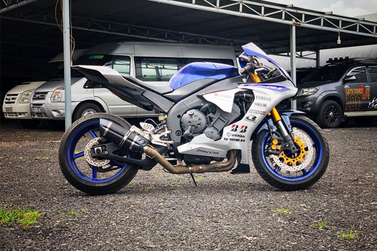 Chiếc Yamaha YZF-R1 trong bài thuộc đời 2005, xe được Garage môtô Tự Thanh Đa làm mới lại hiệu suất và dàn áo mang phong cách siêu môtô Yamaha R1M hiện đại. Tổng thể của xe sử dụng bộ cánh thừa hưởng từ thế hệ 2015 cùng nhiều chi tiết nhấn nhá mang đậm phong cách xe đua.