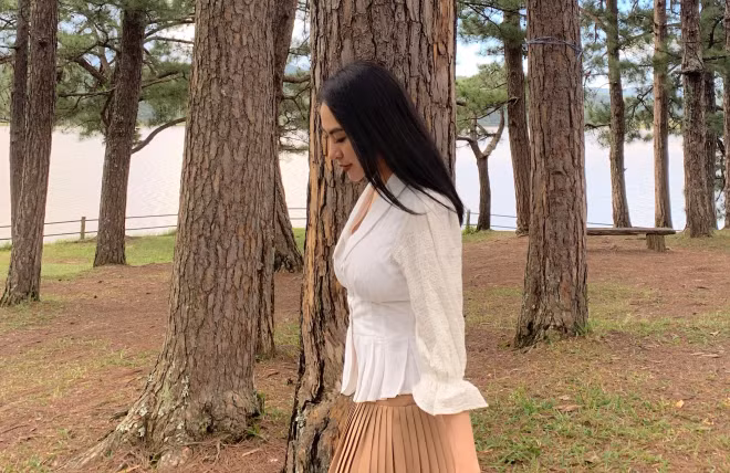 Chia sẻ của Thu Hoàng nhận về nhiều ý kiến trái chiều. Một số người đồng tình với phát ngôn của người đẹp, cho rằng hiện nay có không ít cô gái phụ thuộc về kinh tế, dẫn đến không thể rời bỏ người đàn ông của mình dù bị bạo hành, ngược đãi.