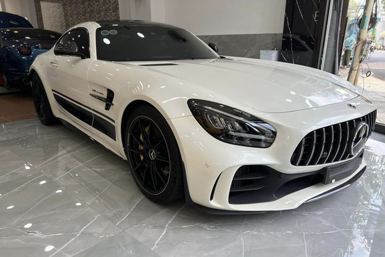 Khi sang nhà người quen để chơi, ông Đặng Lê Nguyên Vũ đã ưng mắt khi thấy chiếc siêu xe Mercedes-AMG GT R màu trắng khá đẹp đang trưng bày ở đây, sau vài phút xem xe, Qua Vũ chốt đơn Mercedes-AMG GT R và ra về trước, mọi chuyện còn lại là dán thêm logo UN bên cửa xe, và sang tên.