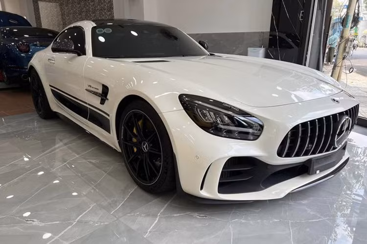 Khi sang nhà người quen để chơi, ông Đặng Lê Nguyên Vũ đã ưng mắt khi thấy chiếc siêu xe Mercedes-AMG GT R màu trắng khá đẹp đang trưng bày ở đây, sau vài phút xem xe, Qua Vũ chốt đơn Mercedes-AMG GT R và ra về trước, mọi chuyện còn lại là dán thêm logo UN bên cửa xe, và sang tên.