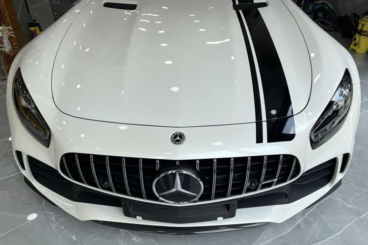 Ngoại thất chiếc siêu xe Mercedes-AMG GT R này có màu sơn trắng, bên cạnh đó, xe còn có nhiều chi tiết là tùy chọn carbon như mui xe hay cánh gió đuôi và các chi tiết màu đen ở cản va trước sau, vỏ gương, nẹp sườn hay cả bộ mâm thể thao AMG...