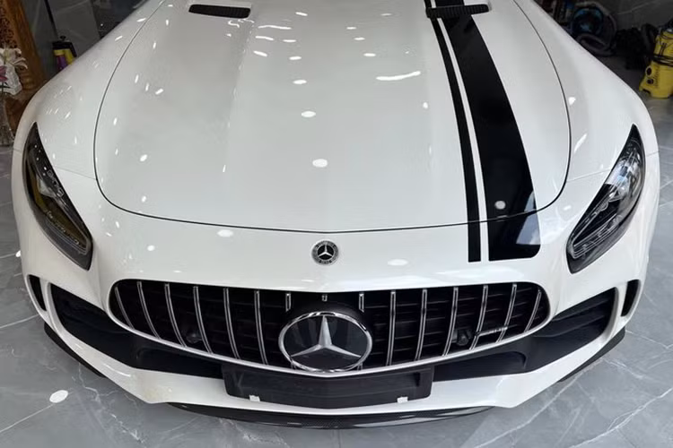 Ngoại thất chiếc siêu xe Mercedes-AMG GT R này có màu sơn trắng, bên cạnh đó, xe còn có nhiều chi tiết là tùy chọn carbon như mui xe hay cánh gió đuôi và các chi tiết màu đen ở cản va trước sau, vỏ gương, nẹp sườn hay cả bộ mâm thể thao AMG...