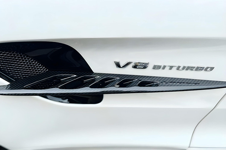 Ngoài ra, những chi tiết ngoại thất khác của xe cũng được hoàn thiện với tông màu đen mờ và kẹp phanh màu vàng. Mức giá xe Mercedes-AMG GT R chính hãng tại Việt Nam từ 11,59 tỷ đồng chưa bao gồm tùy chọn cũng như chi phí lăn bánh. 