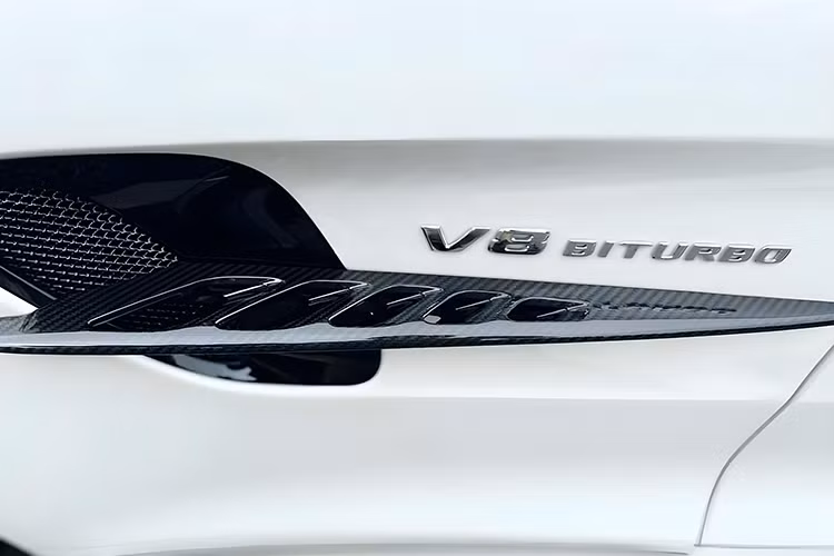 Ngoài ra, những chi tiết ngoại thất khác của xe cũng được hoàn thiện với tông màu đen mờ và kẹp phanh màu vàng. Mức giá xe Mercedes-AMG GT R chính hãng tại Việt Nam từ 11,59 tỷ đồng chưa bao gồm tùy chọn cũng như chi phí lăn bánh. 