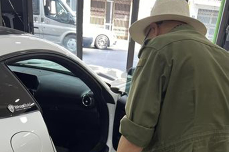 Số lượng siêu xe Mercedes-AMG GT R được nhập về Việt Nam chỉ có 4 xe tiêu chuẩn, và ông Vũ đang sở hữu đến 3 chiếc, ngoài ra, doanh nhân này còn có chiếc xe giới hạn Mercedes-AMG GT R Pro, thật đáng nể với tốc độ mua sắm xe của Chủ tịch Trung Nguyên còn hơn mua rau.