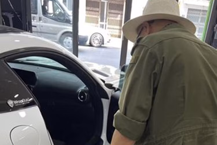 Số lượng siêu xe Mercedes-AMG GT R được nhập về Việt Nam chỉ có 4 xe tiêu chuẩn, và ông Vũ đang sở hữu đến 3 chiếc, ngoài ra, doanh nhân này còn có chiếc xe giới hạn Mercedes-AMG GT R Pro, thật đáng nể với tốc độ mua sắm xe của Chủ tịch Trung Nguyên còn hơn mua rau.