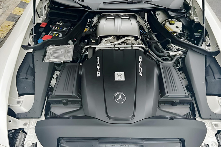 Mercedes-AMG GT R dùng khối động cơ V8, tăng áp kép, dung tích 4.0 lít, sản sinh công suất tối đa 577 mã lực và mô-men xoắn cực đại 700 Nm. Kết hợp cùng hộp số thể thao ly hợp kép 7 cấp, xe có thể dễ dàng tăng tốc từ vị trí xuất phát lên 100 km/h chỉ trong thời gian 3,6 giây trước khi đạt vận tốc tối đa 318 km/h.
