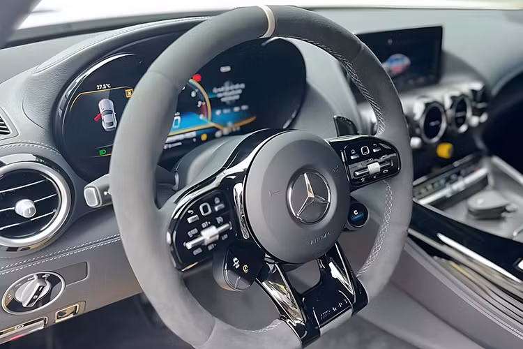 Chưa hết, Mercedes-AMG GT R còn được trang bị bậc cửa được ốp carbon cùng dòng chữ AMG phát sáng, xe có ghế ngồi bọc da Alcantara với các đường chỉ may tương phản và sọc màu trắng, dây đai an toàn cũng được nhuộm đỏ. 