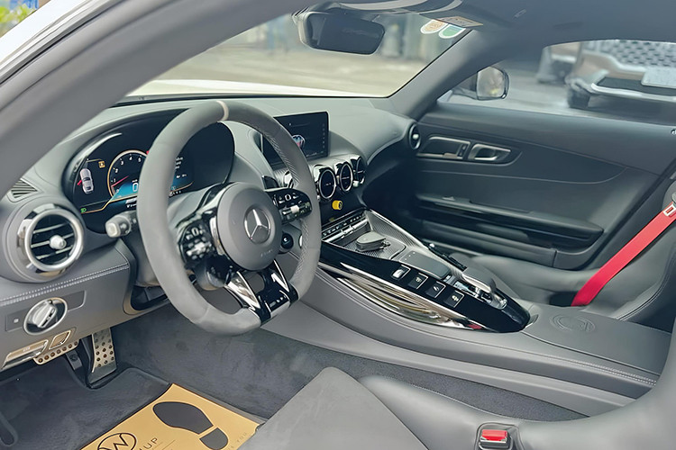 Bên trong khoang cabin, Mercedes-AMG GT R sở hữu nhiều tiện ích cao cấp như: bảng đồng hồ kích thước 12,3 inch, màn hình giải trí trung tâm 10,25 inch, kết nối Apple CarPlay và Android Auto. Vô-lăng tích hợp nút cảm ứng và núm xoay điều chỉnh hệ thống kiểm soát lực kéo màu vàng đặt giữa xe.