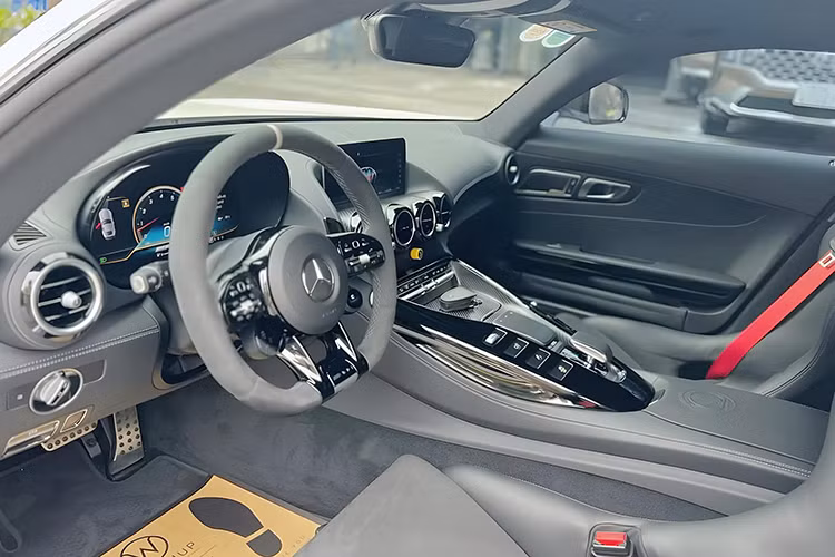 Bên trong khoang cabin, Mercedes-AMG GT R sở hữu nhiều tiện ích cao cấp như: bảng đồng hồ kích thước 12,3 inch, màn hình giải trí trung tâm 10,25 inch, kết nối Apple CarPlay và Android Auto. Vô-lăng tích hợp nút cảm ứng và núm xoay điều chỉnh hệ thống kiểm soát lực kéo màu vàng đặt giữa xe.